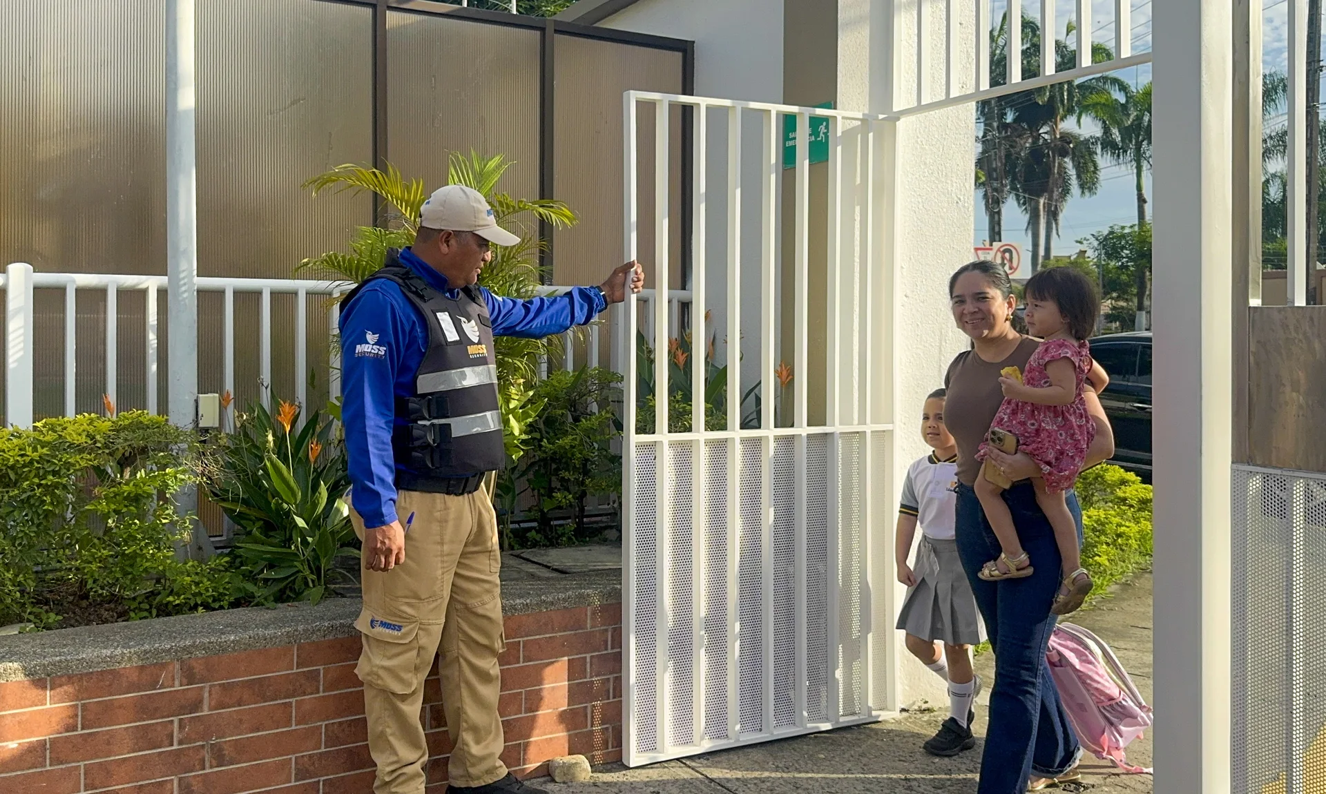 Guardia de MOSS Security en control de acceso escolar