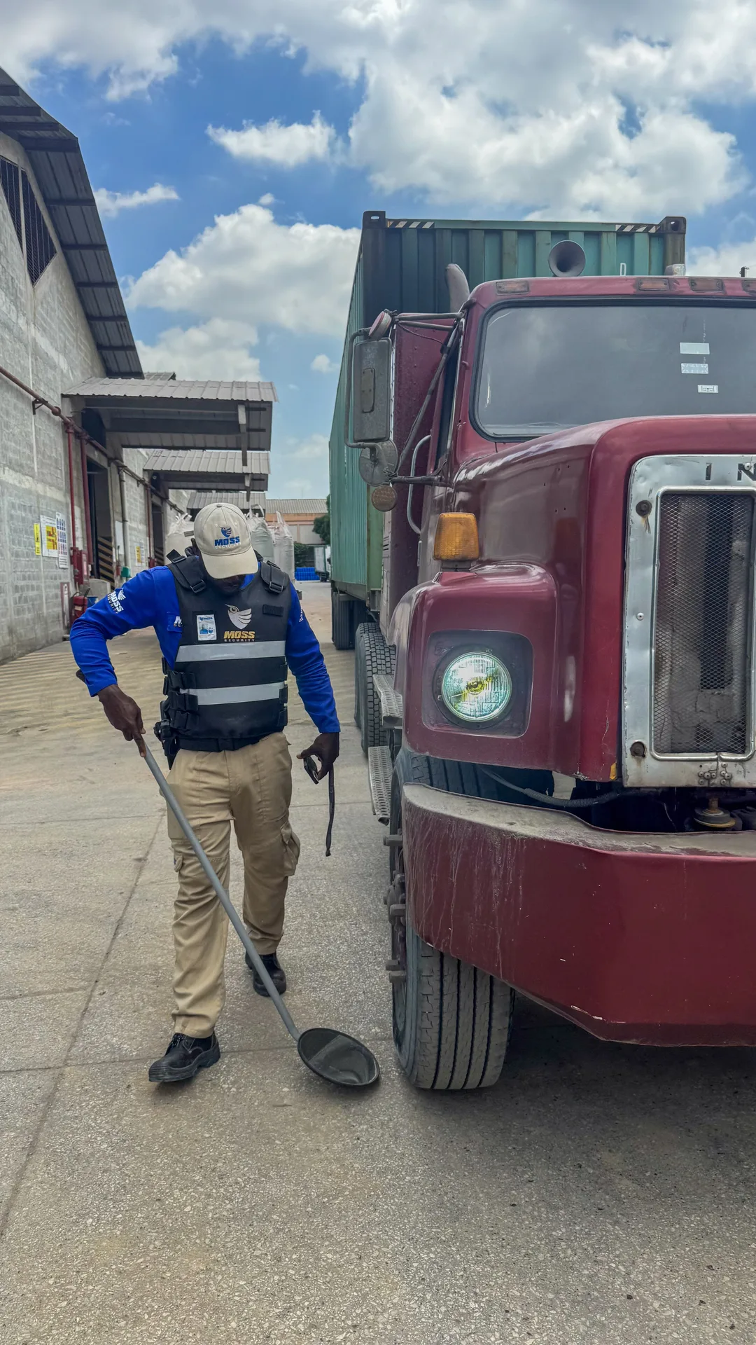 Guardia de MOSS Security inspeccionando un vehículo logístico